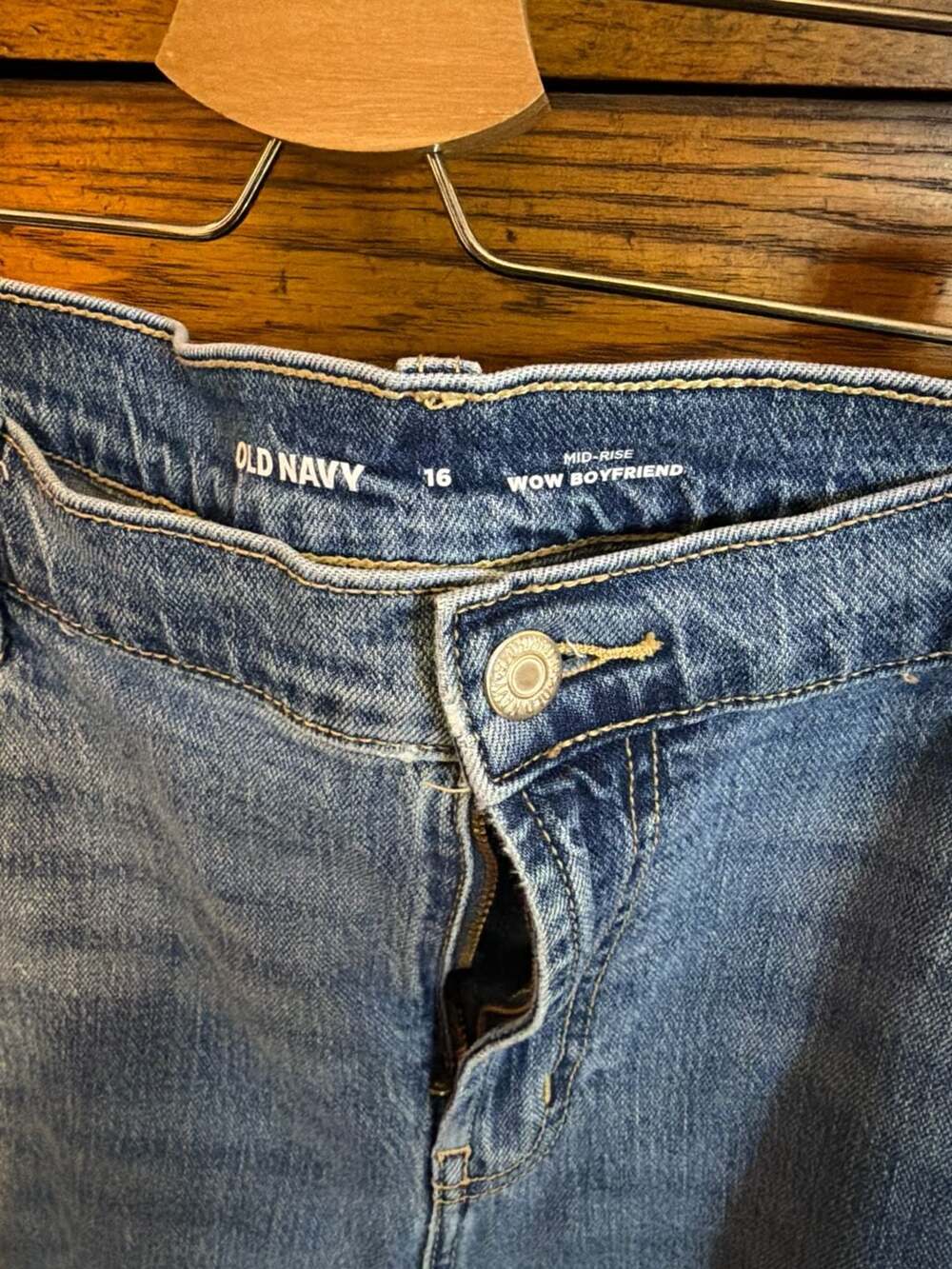 Old Navy Mid-Rise Wow Boyfriend Jeans Size 16 - Picture 2 of 2